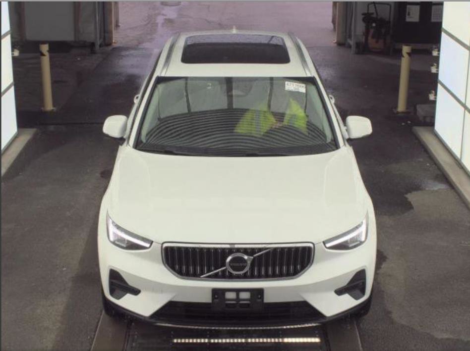 Used 2025 Volvo XC40 B5 Core image 3