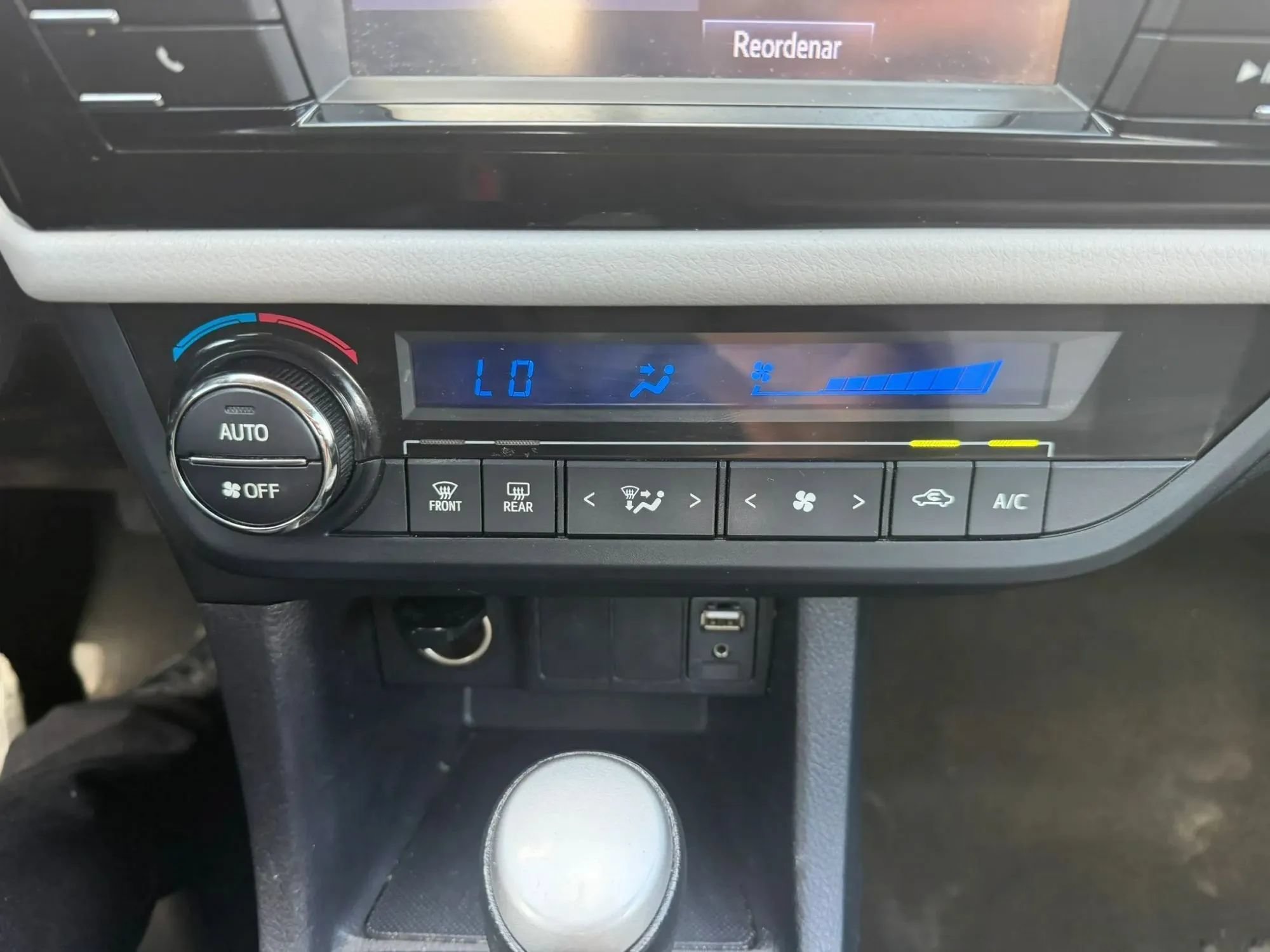 Used 2015 Toyota Corolla LE FWD image 19