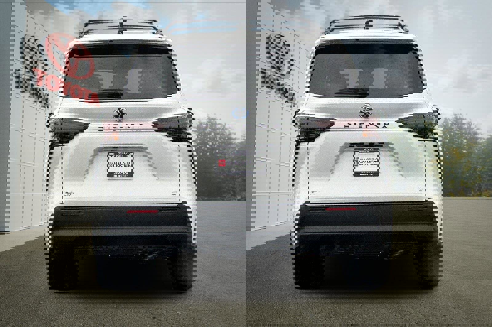 Used 2025 Toyota Sienna LE w/ LE Plus Package image 4