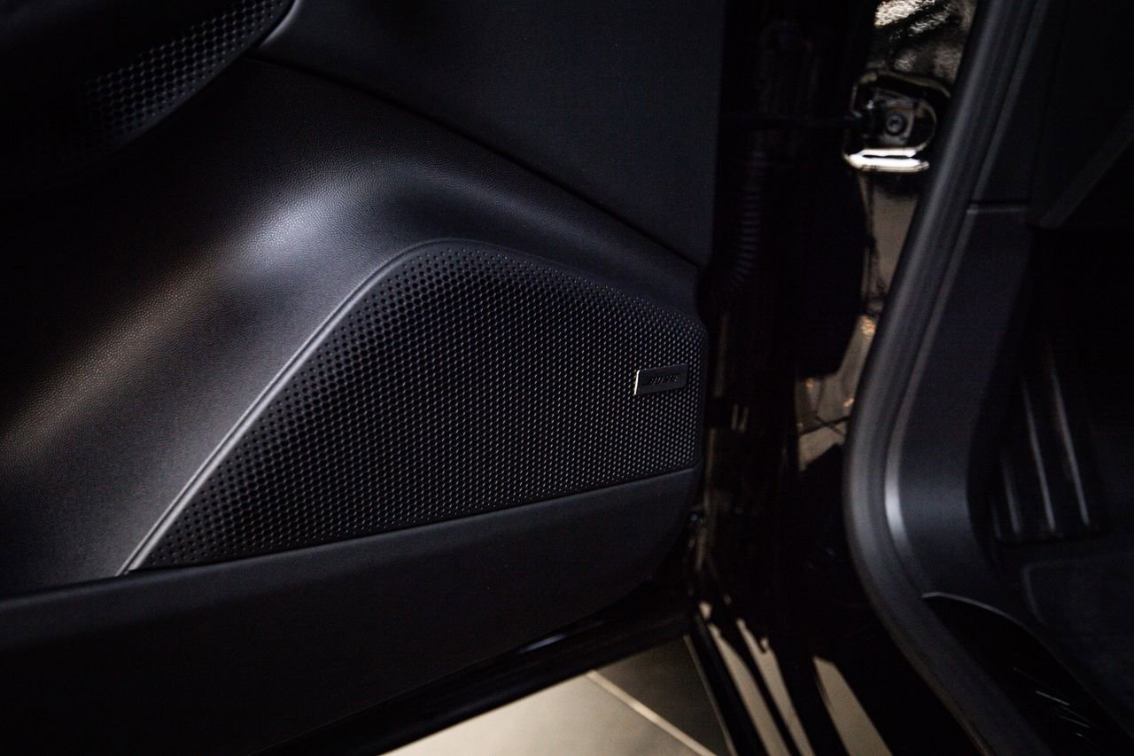 Certified 2025 Porsche Macan Turbo Electric AWD/4WD image 22