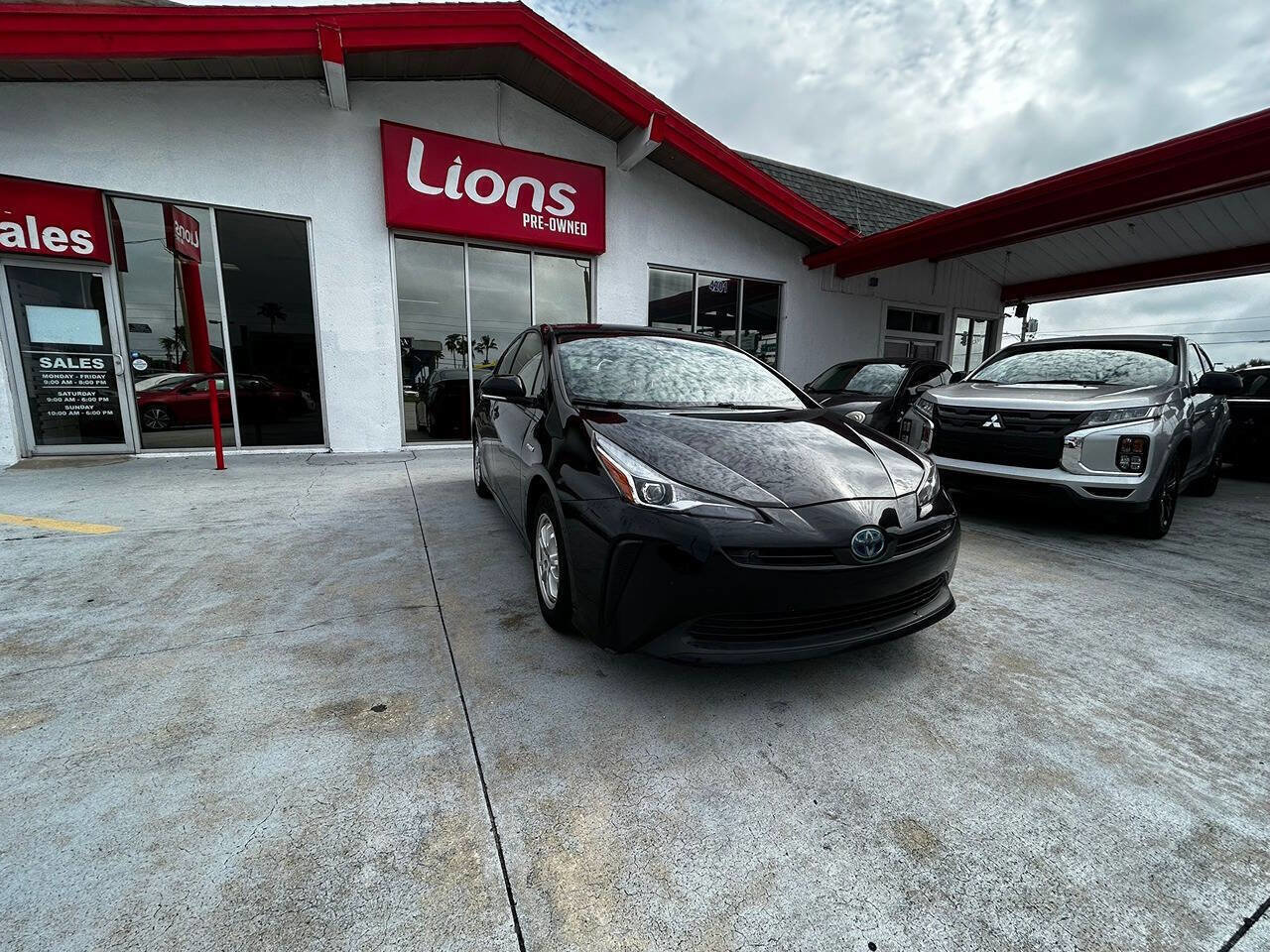 Used 2020 Toyota Prius LE FWD image 2