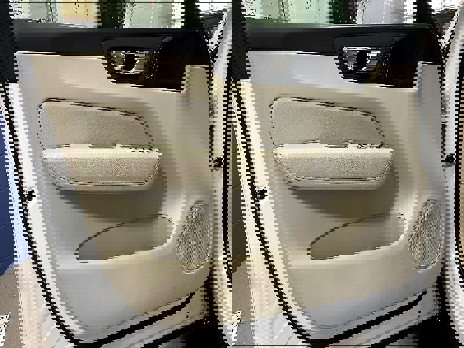 Used 2019 Volvo XC60 T6 Momentum w/ Multimedia Package image 9