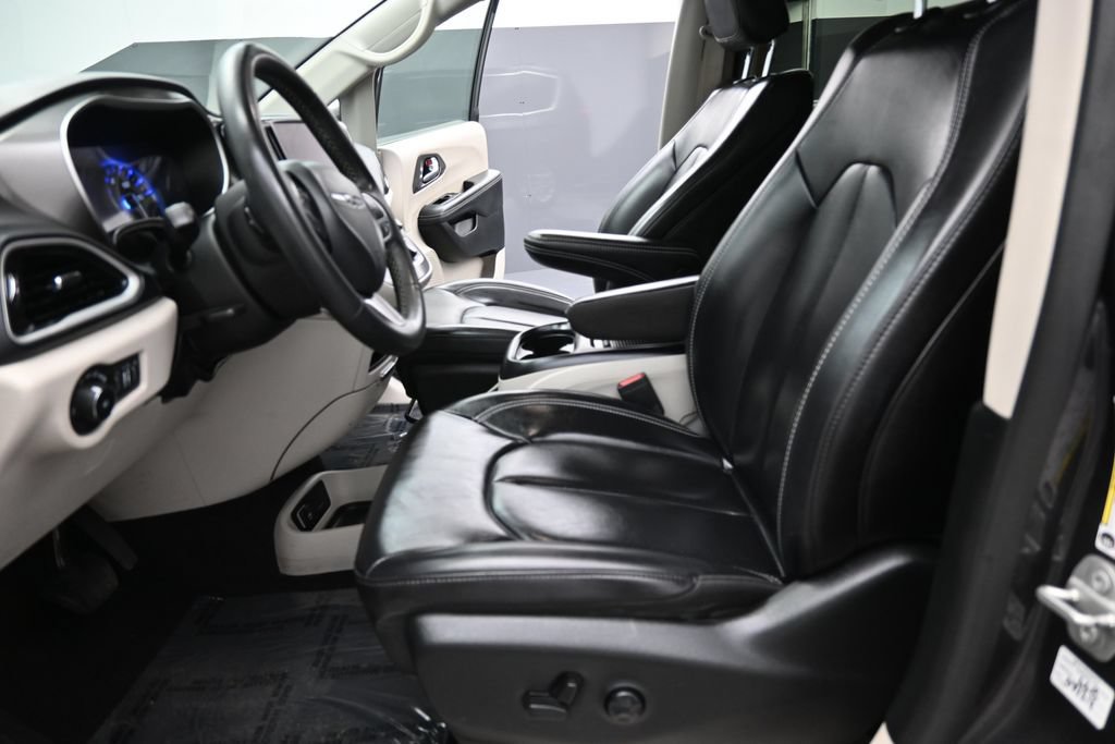 Used 2023 Chrysler Pacifica Touring-L FWD image 10