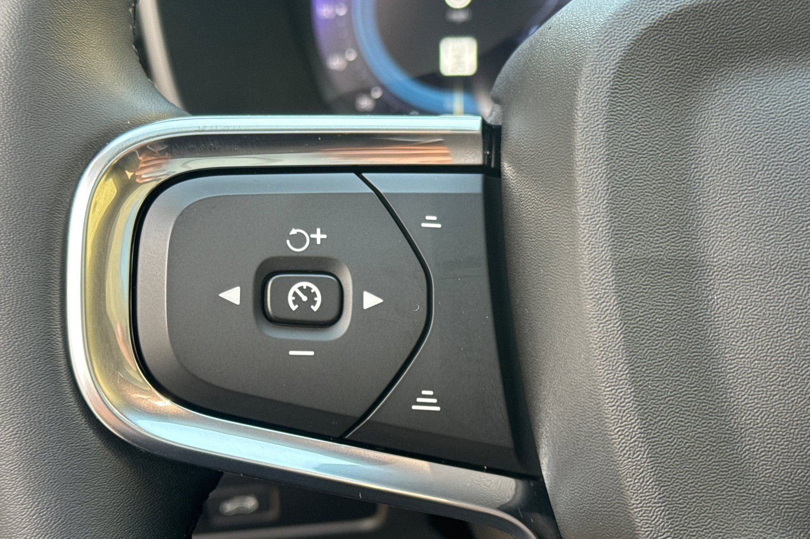 Used 2024 Volvo XC40 B5 Plus w/ Climate Package image 27