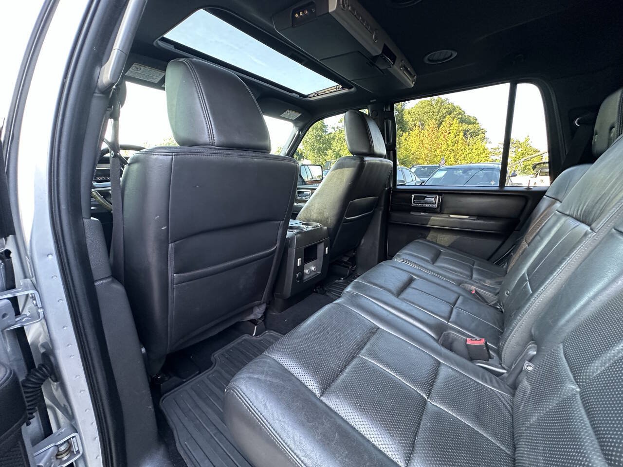 Used 2010 Lincoln Navigator 4WD image 11