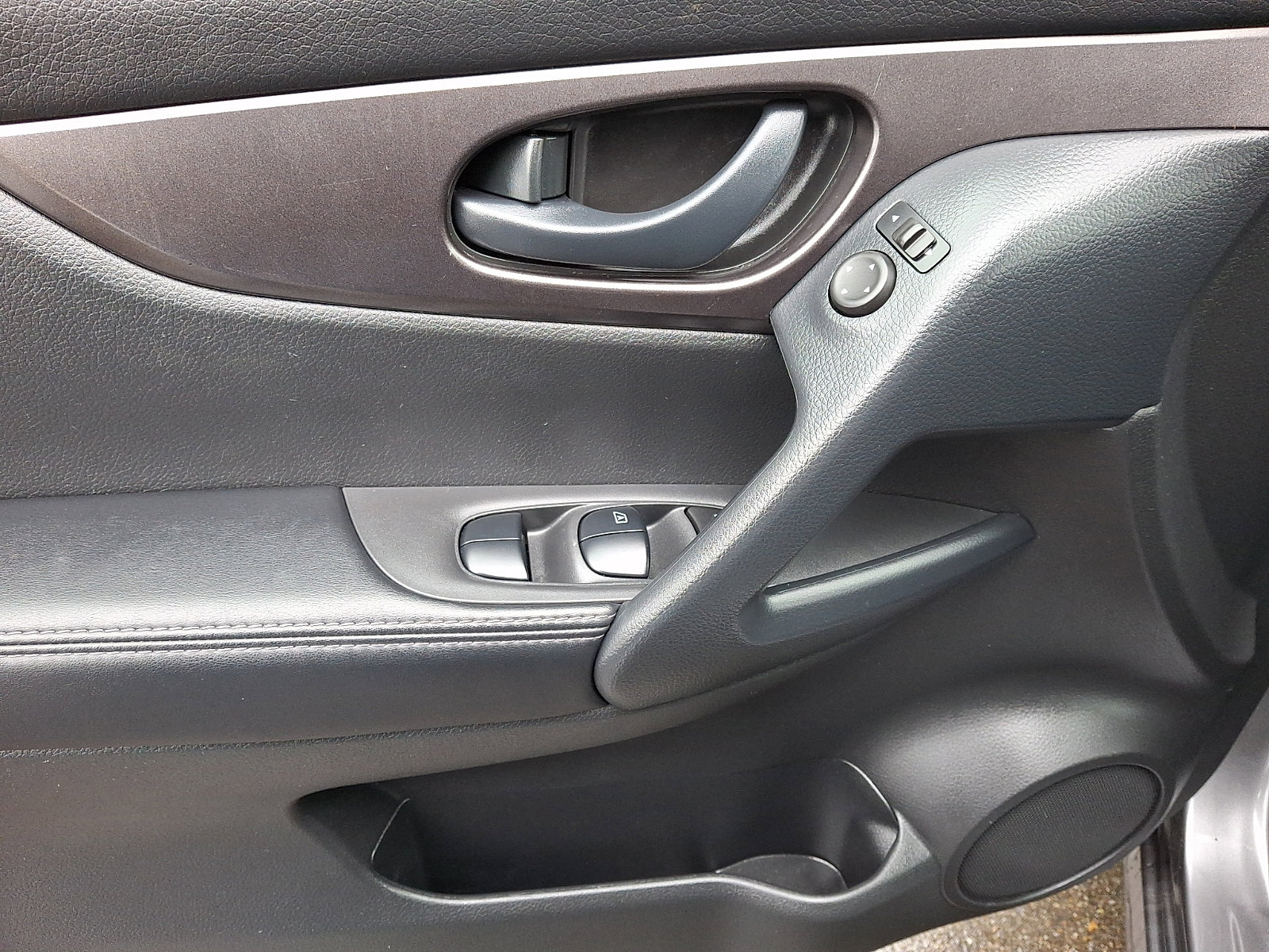 Used 2020 Nissan Rogue Sport S image 12