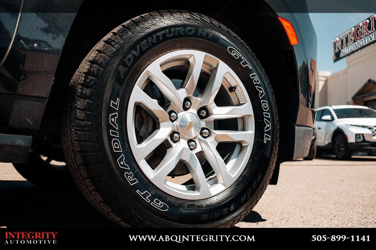 Used 2024 Chevrolet Suburban LT RWD image 12