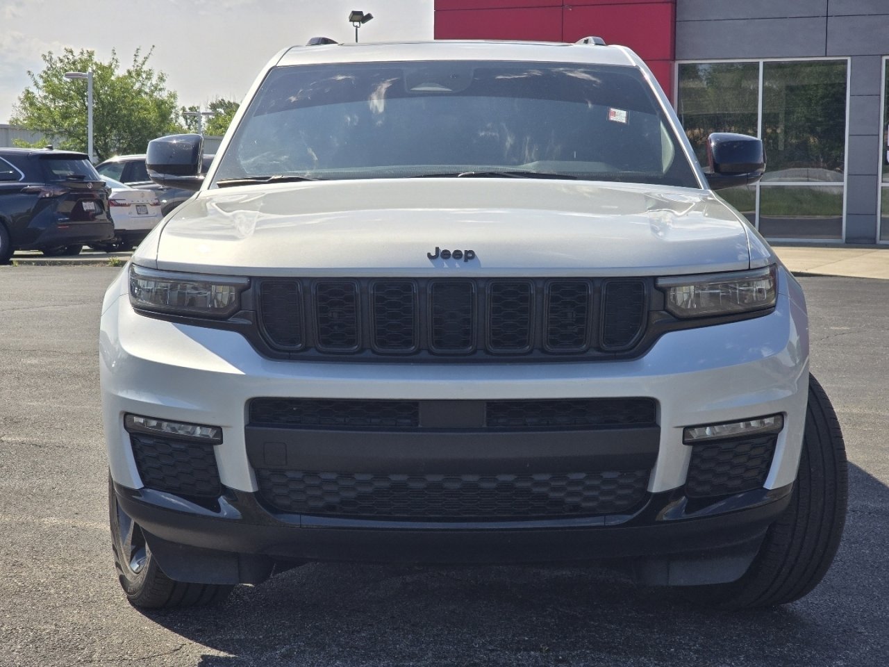 Used 2024 Jeep Grand Cherokee L Limited w/ Black Appearance Package AWD/4WD image 12