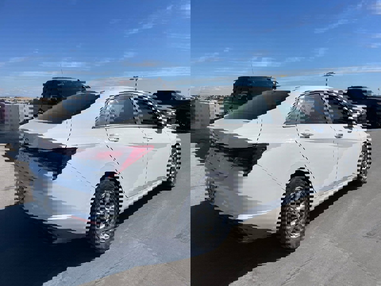 Used 2023 Hyundai Elantra SE image 2