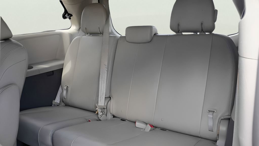 Used 2012 Toyota Sienna XLE FWD image 25