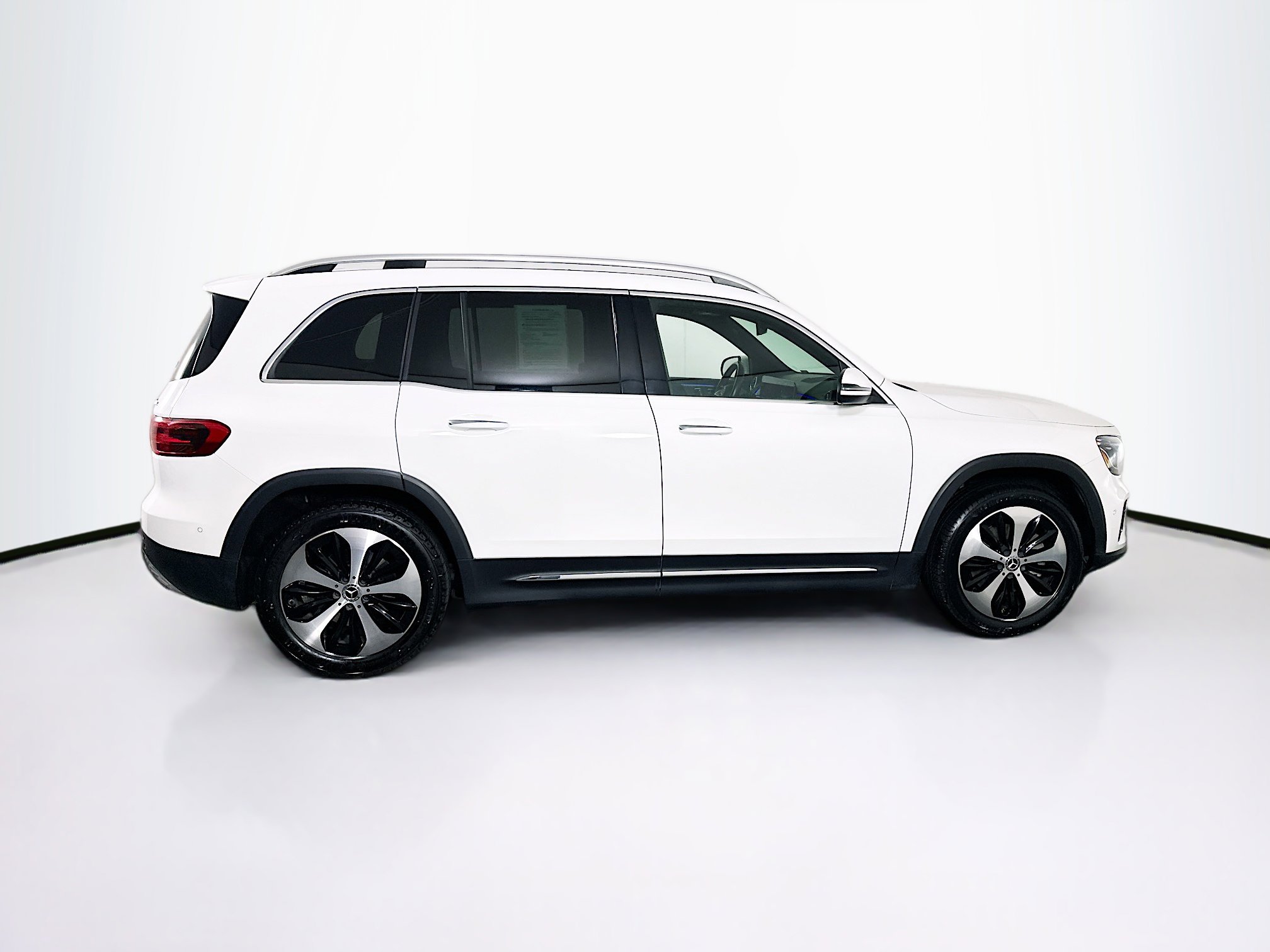 Used 2025 Mercedes-Benz GLB 250 4MATIC image 10