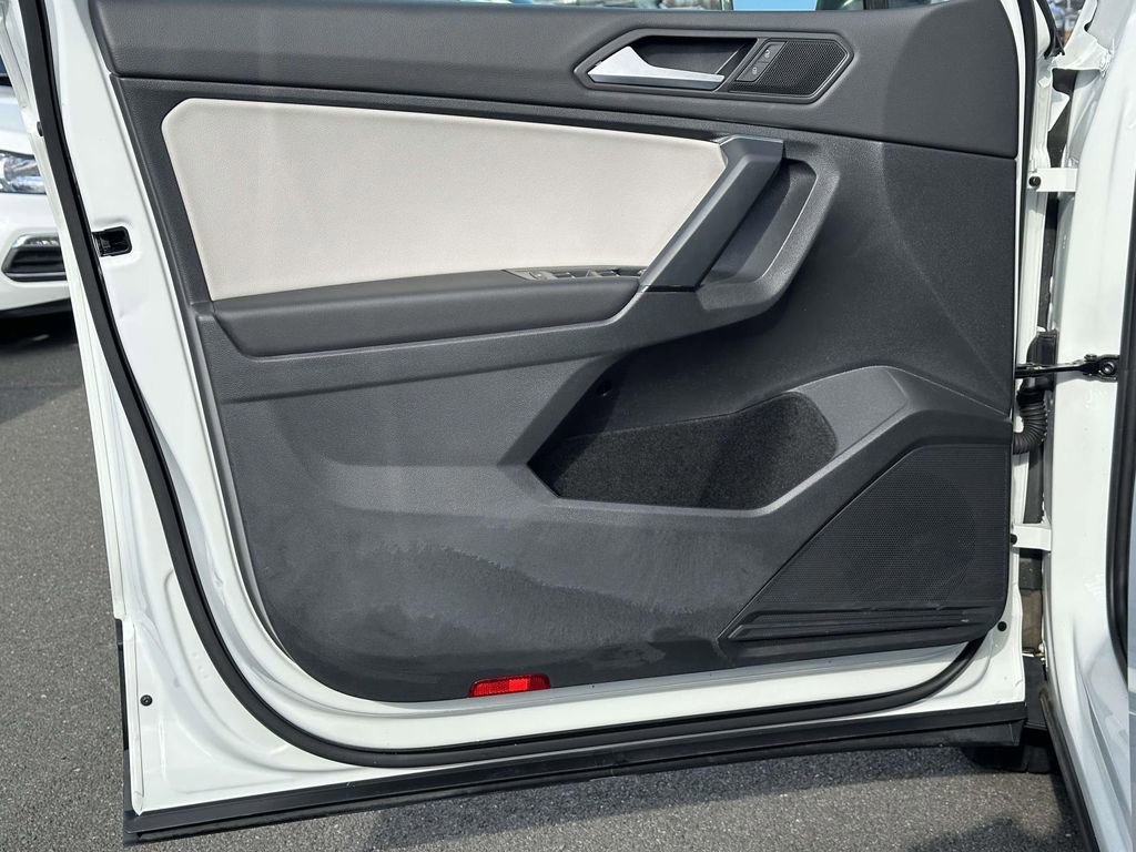 Used 2019 Volkswagen Tiguan SE w/ Panoramic Sunroof Package image 8