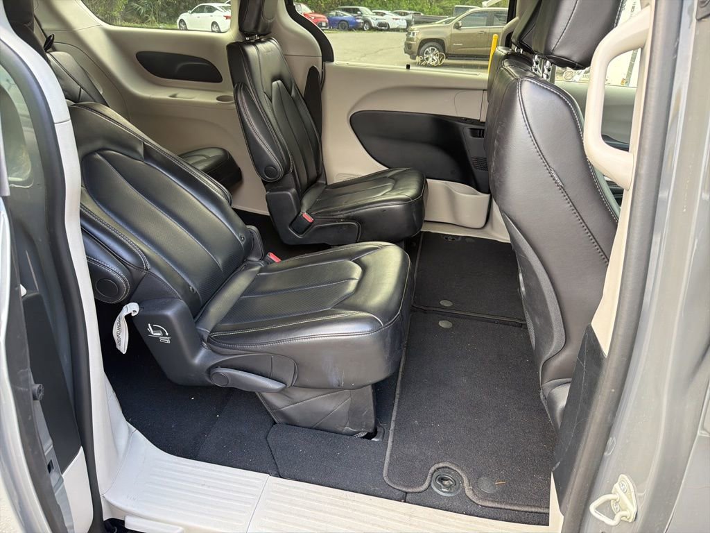 Used 2023 Chrysler Pacifica Touring-L image 14