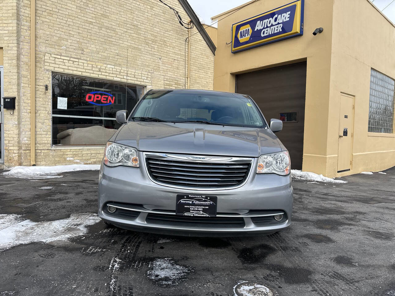 Used 2015 Chrysler Town & Country Touring image 6
