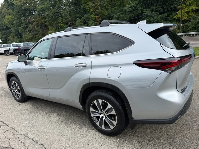 Used 2024 Toyota Highlander XLE AWD/4WD image 8