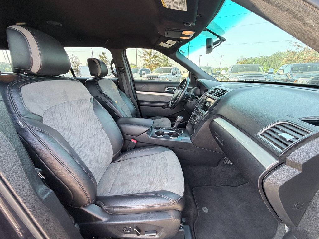 Used 2017 Ford Explorer XLT w/ Equipment Group 202A FWD image 23
