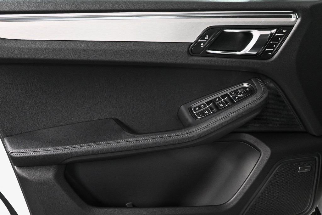 Certified 2026 Porsche Macan AWD/4WD image 6
