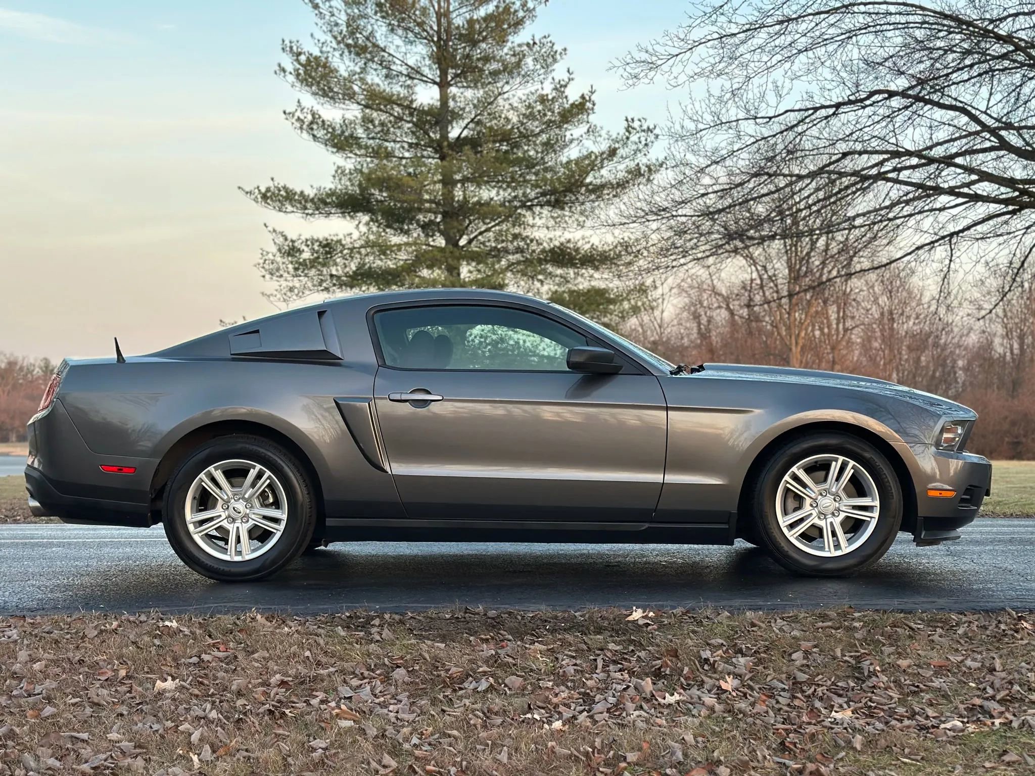 Used 2011 Ford Mustang Coupe image 4