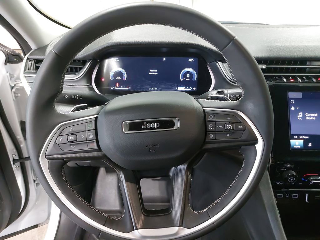 Used 2023 Jeep Grand Cherokee Laredo image 17