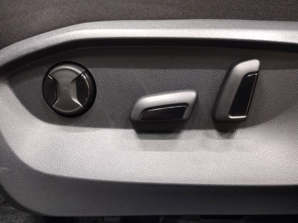 Certified 2025 Volkswagen Taos SE image 20