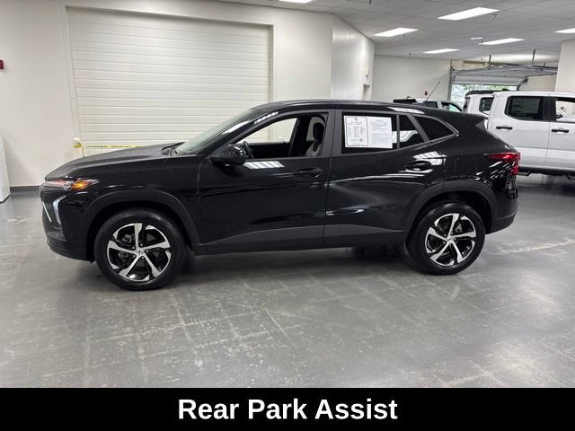 Used 2024 Chevrolet Trax RS w/ Driver Confidence Package FWD image 4