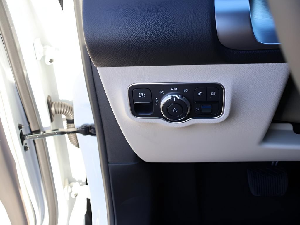 New 2026 Mercedes-Benz GLB 250 4MATIC image 37