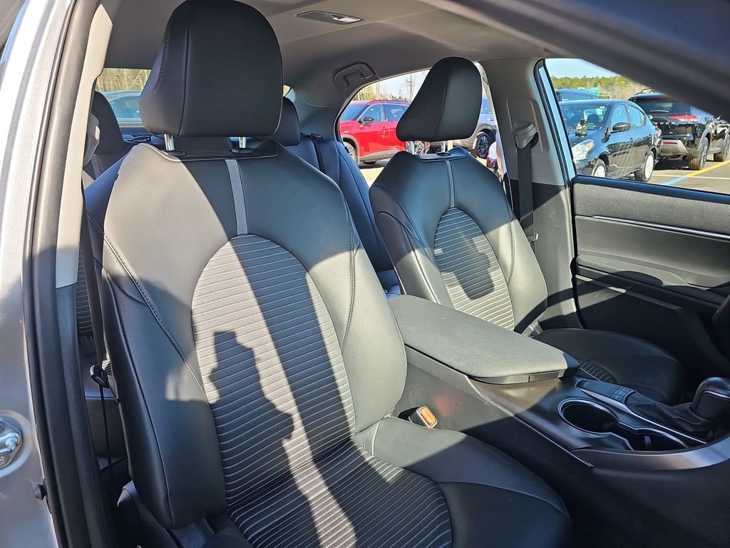 Used 2024 Toyota Camry SE image 13