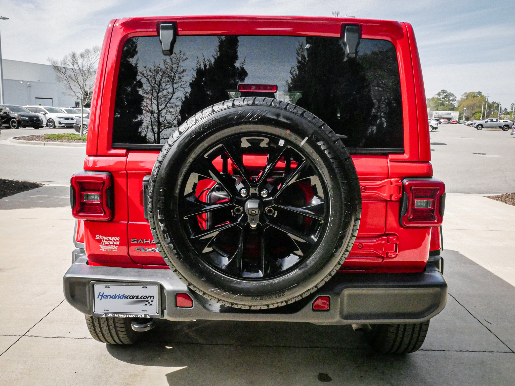 Used 2025 Jeep Wrangler Sahara image 9