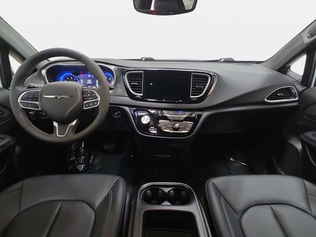 Used 2025 Chrysler Pacifica Select image 10