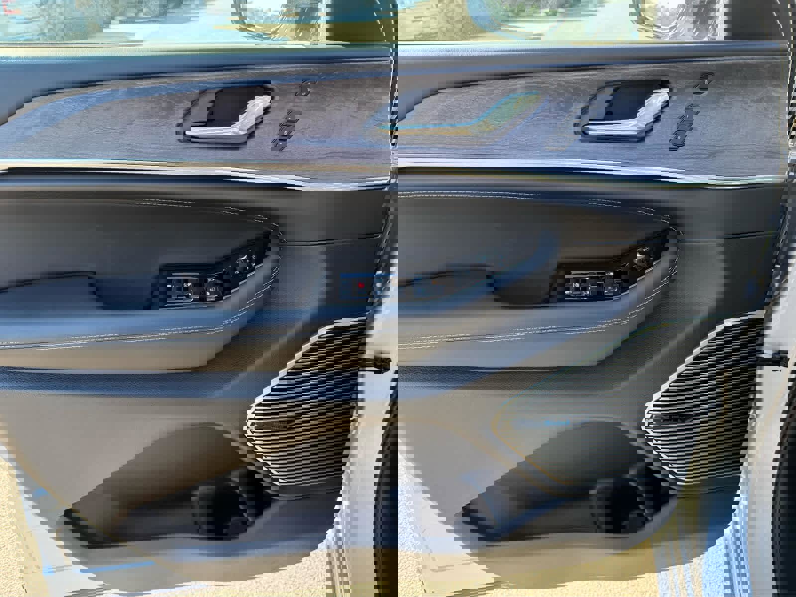 Used 2024 Jeep Grand Cherokee Overland w/ Luxury Tech Group IV image 11