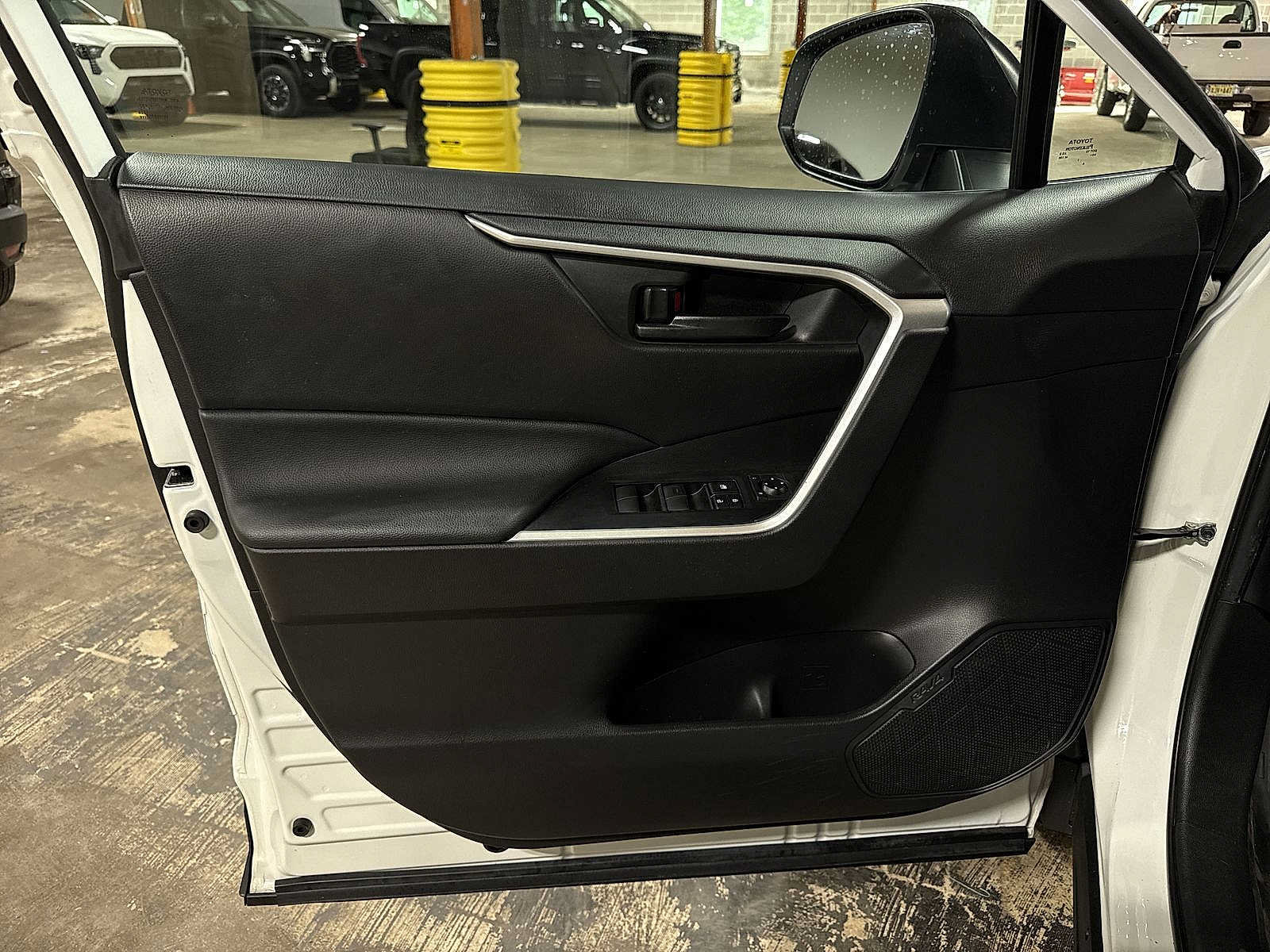 Used 2022 Toyota RAV4 LE AWD/4WD image 28