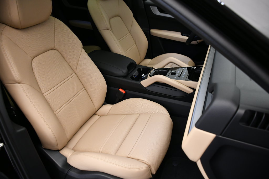 Certified 2025 Porsche Cayenne E-Hybrid Coupe AWD/4WD image 52