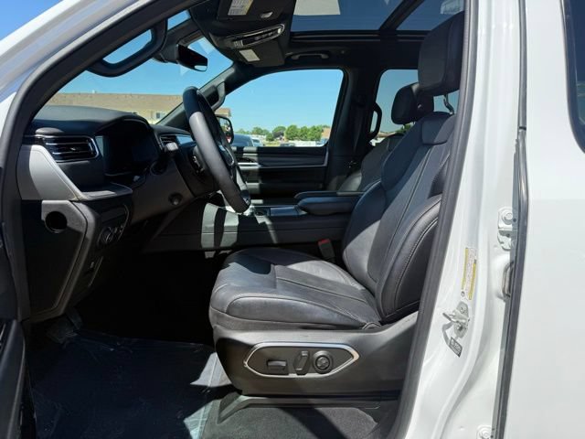 Used 2024 Jeep Wagoneer Series III w/ Premium Group I AWD/4WD image 13