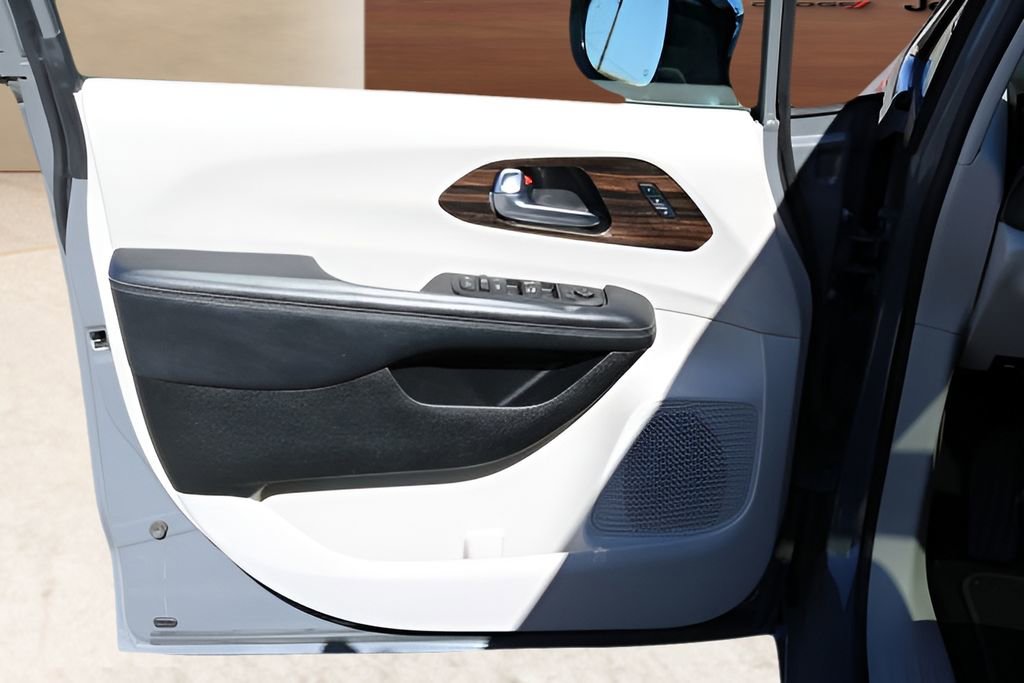 Used 2023 Chrysler Pacifica Limited image 10