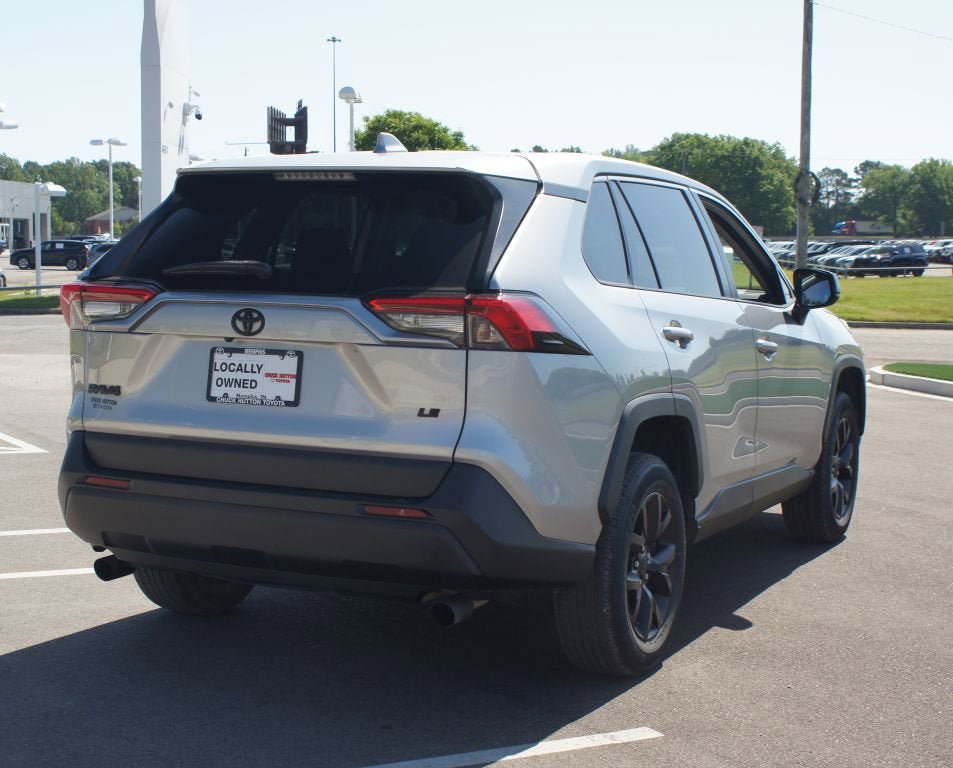 Used 2022 Toyota RAV4 LE FWD image 18
