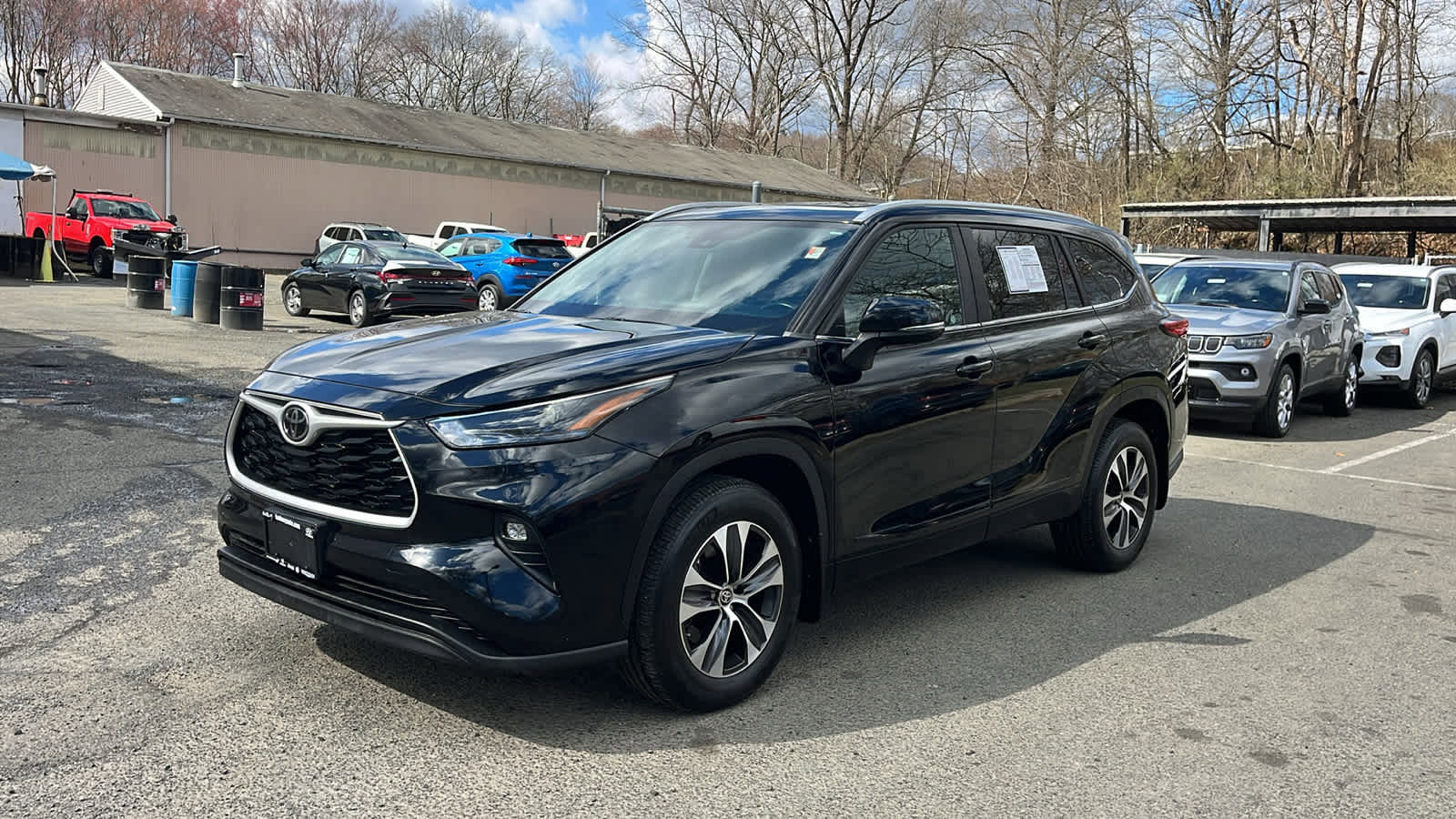 Used 2023 Toyota Highlander XLE AWD/4WD image 3