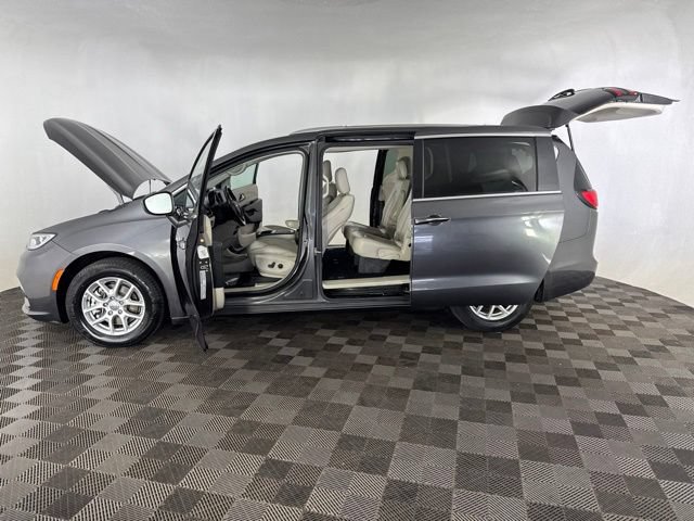 Used 2021 Chrysler Pacifica Touring-L FWD image 10
