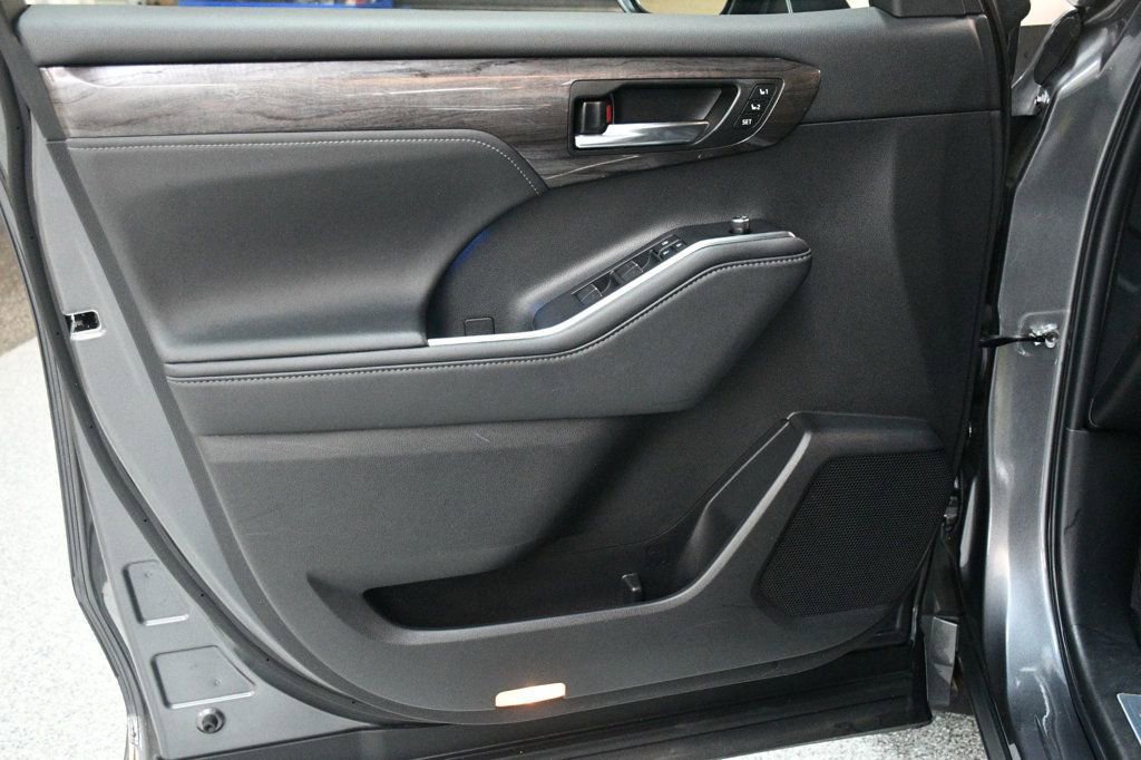 Used 2022 Toyota Highlander Limited AWD/4WD image 22