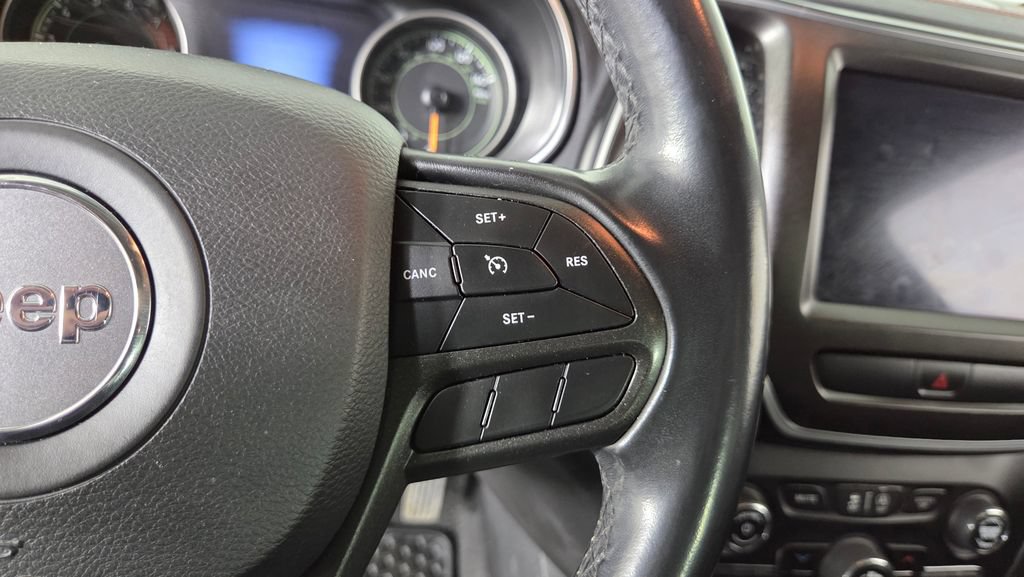 Used 2020 Jeep Cherokee Trailhawk AWD/4WD image 18
