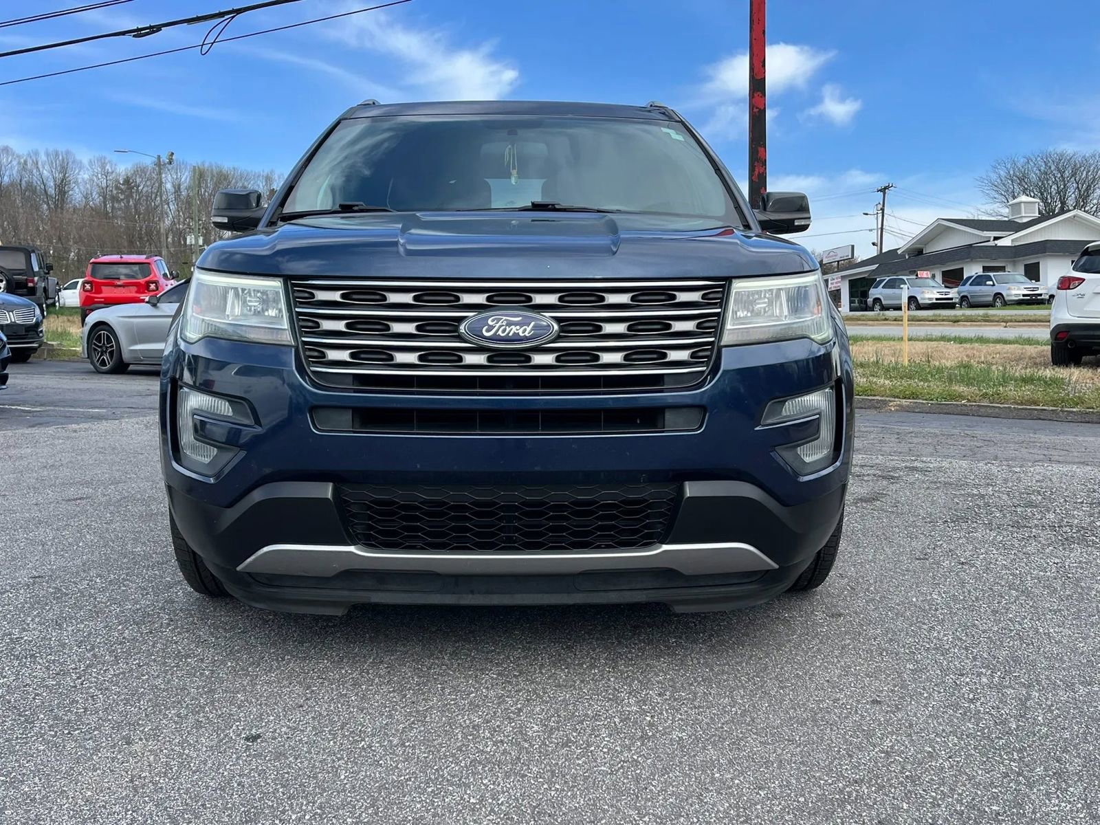 Used 2017 Ford Explorer XLT FWD image 1