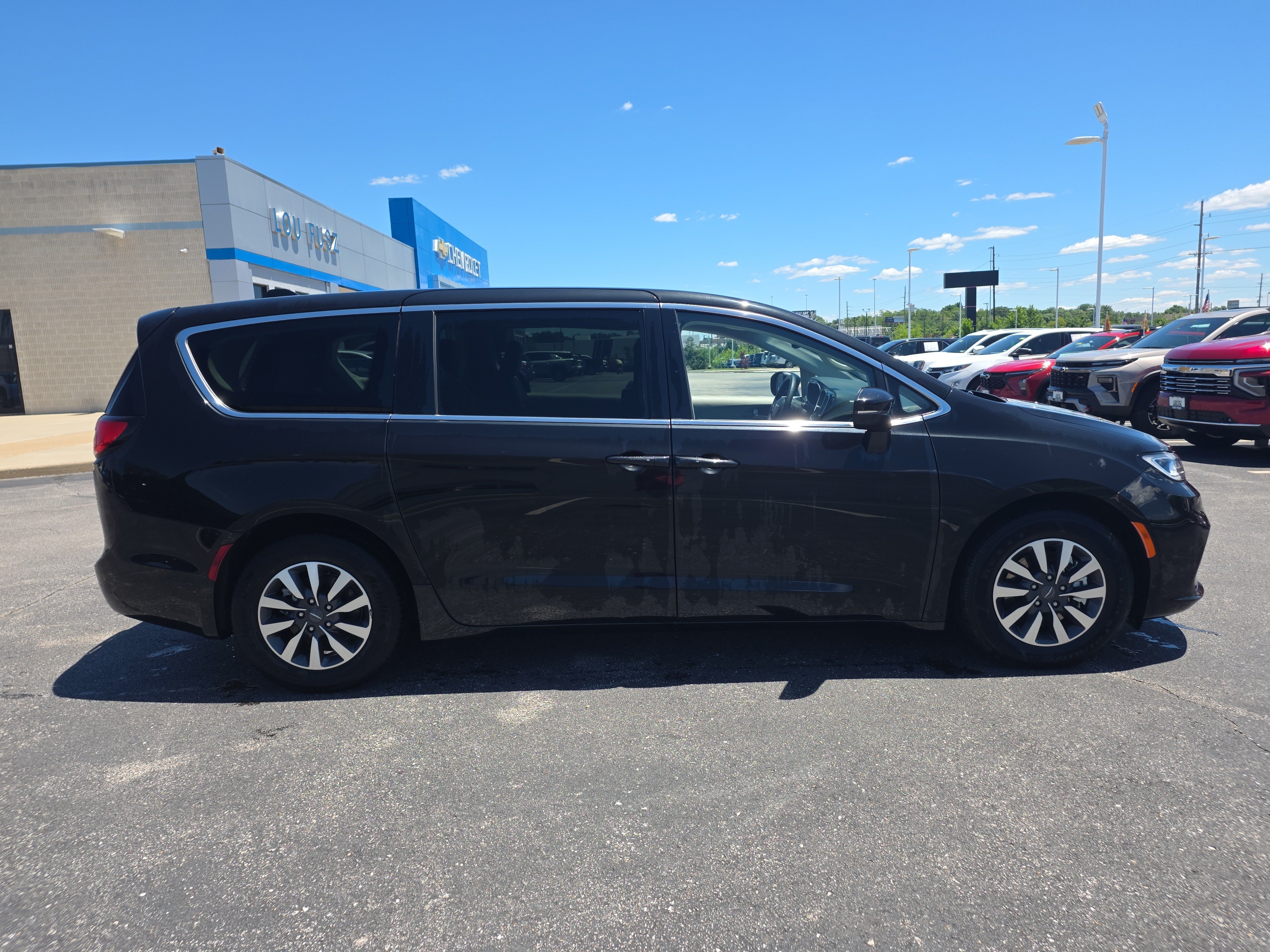 Used 2023 Chrysler Pacifica Touring-L FWD image 3