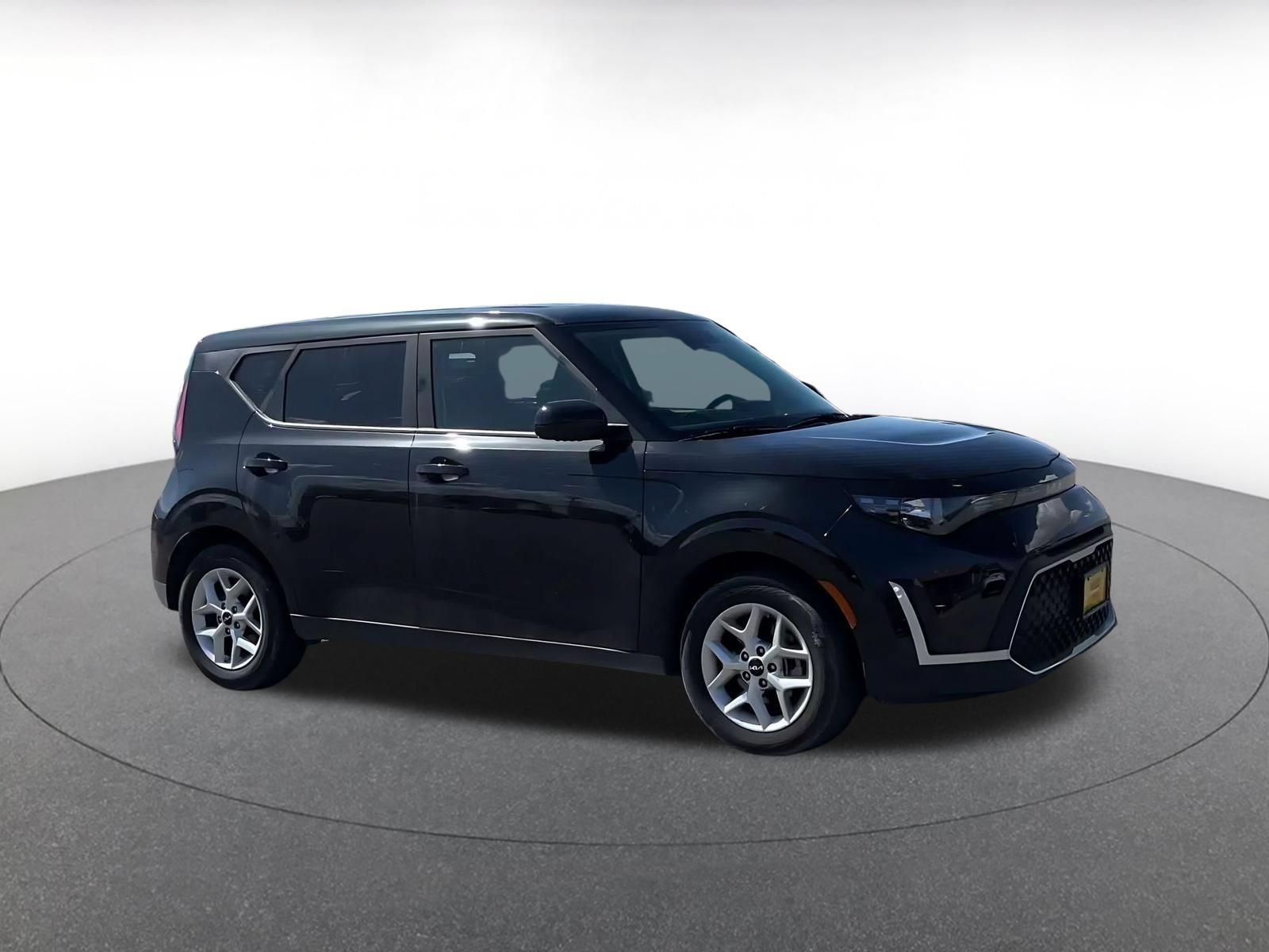 Used 2025 Kia Soul LX w/ LX Technology Package FWD image 2