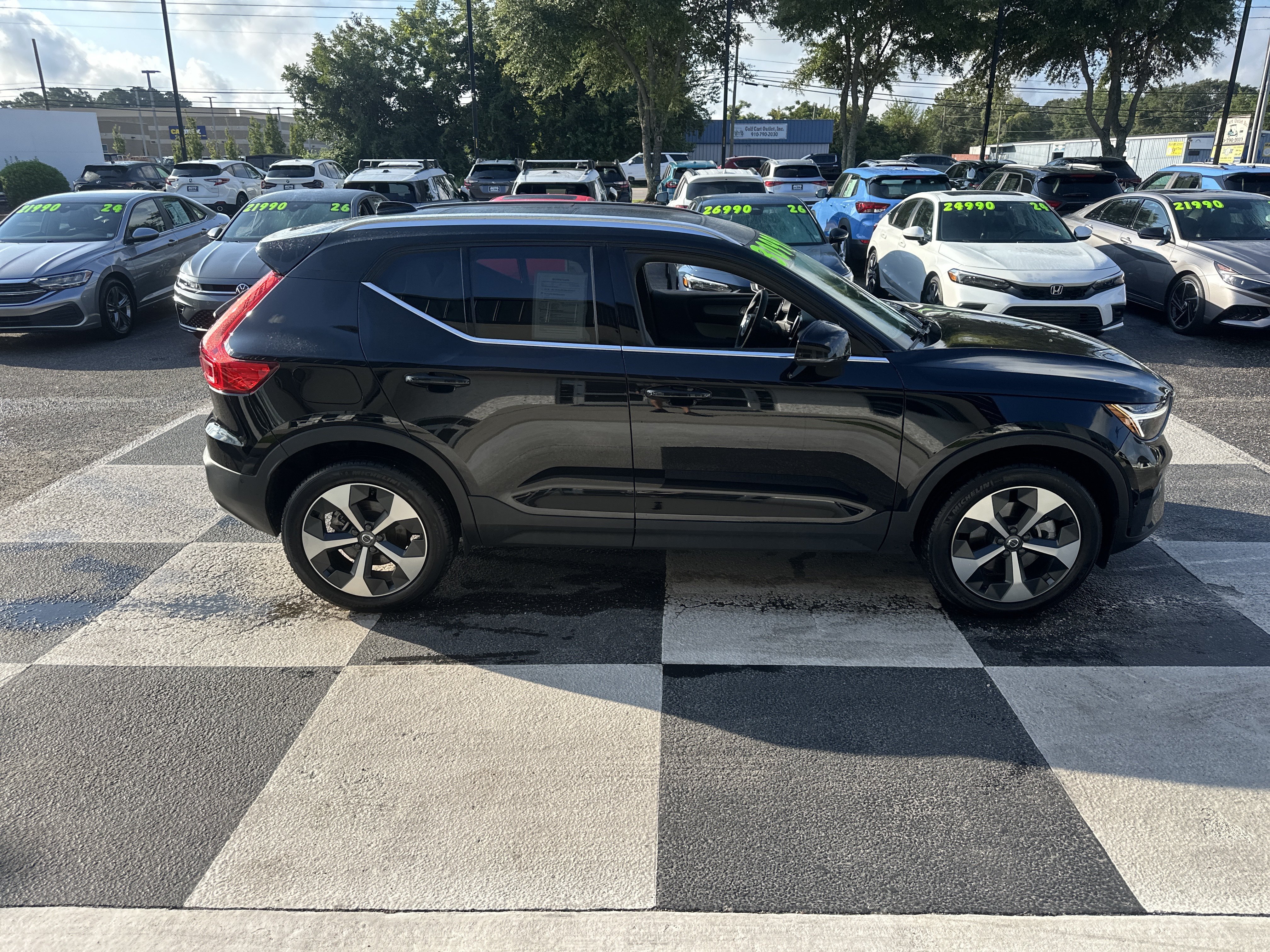 Used 2024 Volvo XC40 B5 Plus w/ Climate Package AWD/4WD image 3