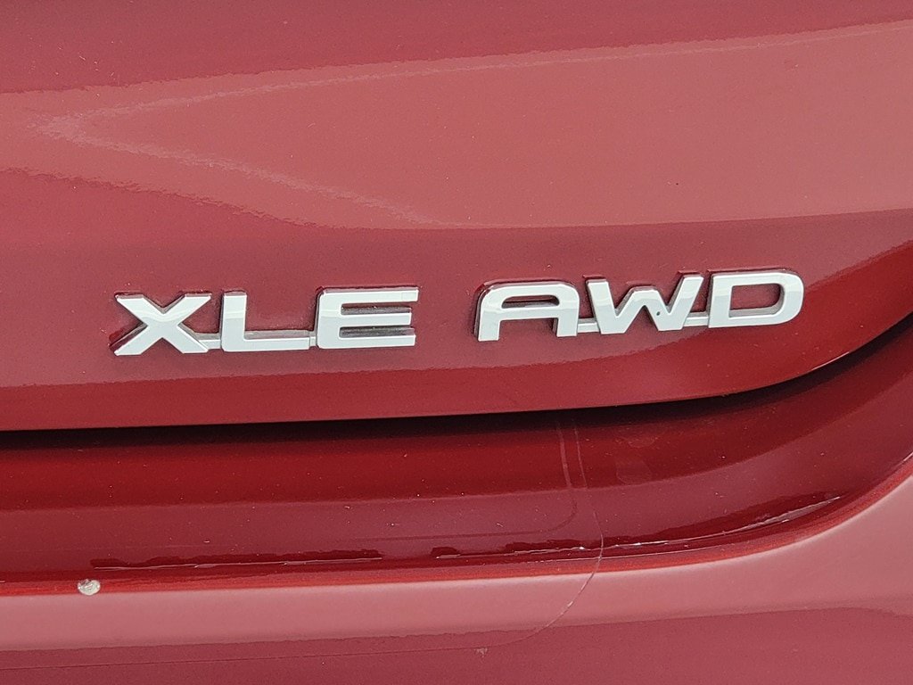 Used 2023 Toyota Highlander XLE AWD/4WD image 9