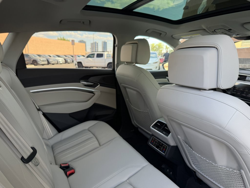 Used 2024 Audi Q8 e-tron Premium Plus w/ Premium Plus Package image 45