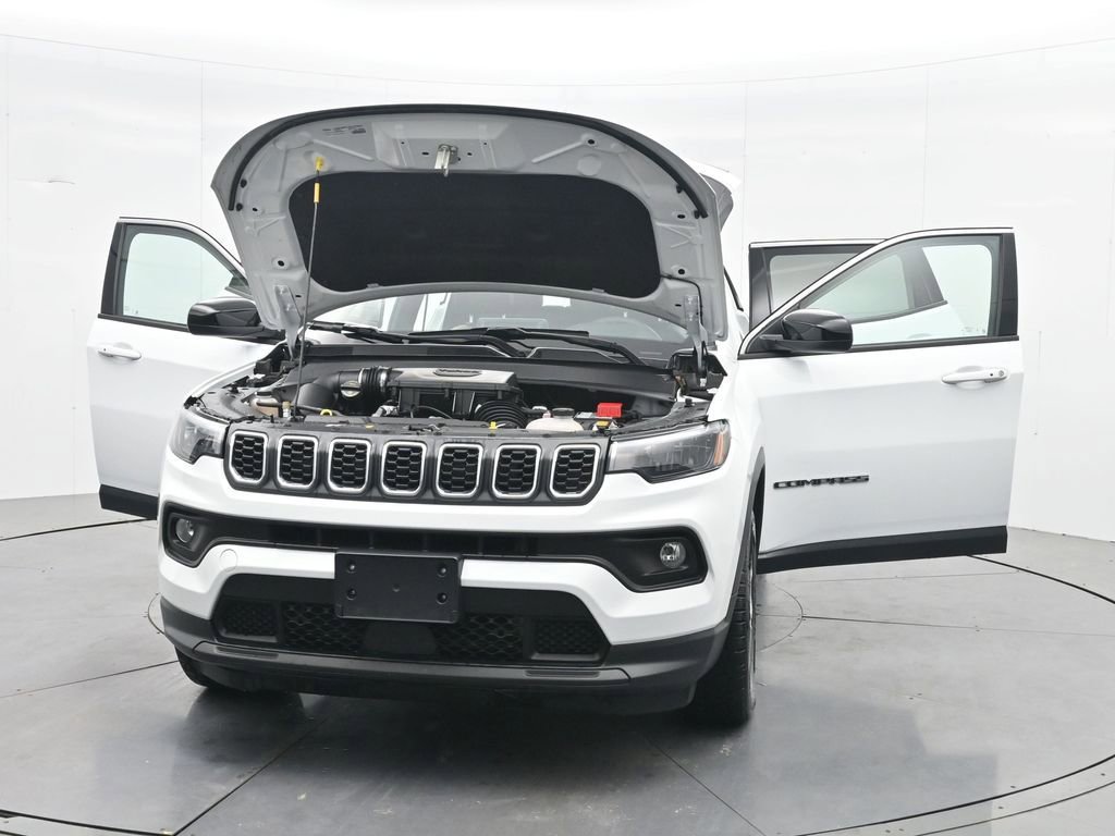 Used 2025 Jeep Compass Latitude image 34