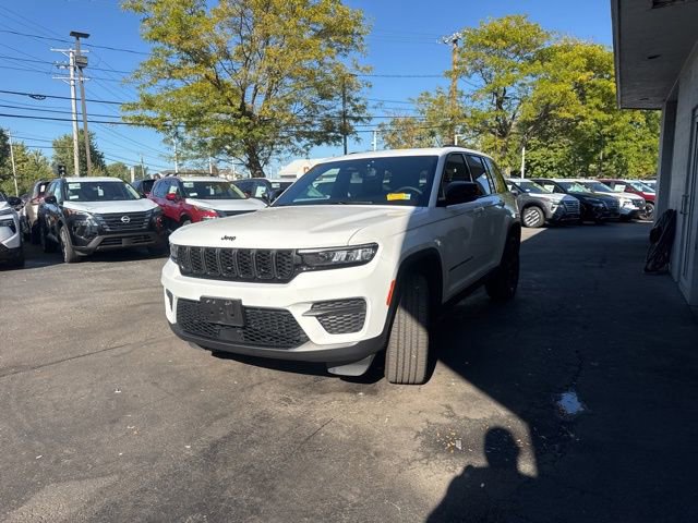 Used 2024 Jeep Grand Cherokee Altitude image 5