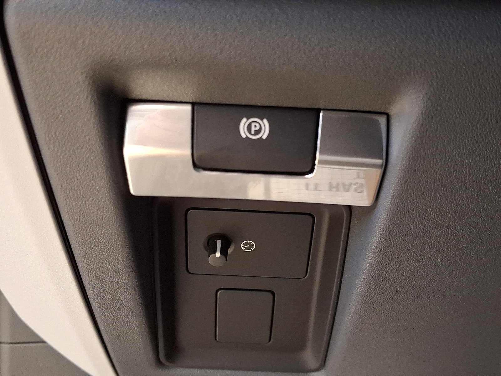 New 2026 Land Rover Defender 110 X-Dynamic SE image 17