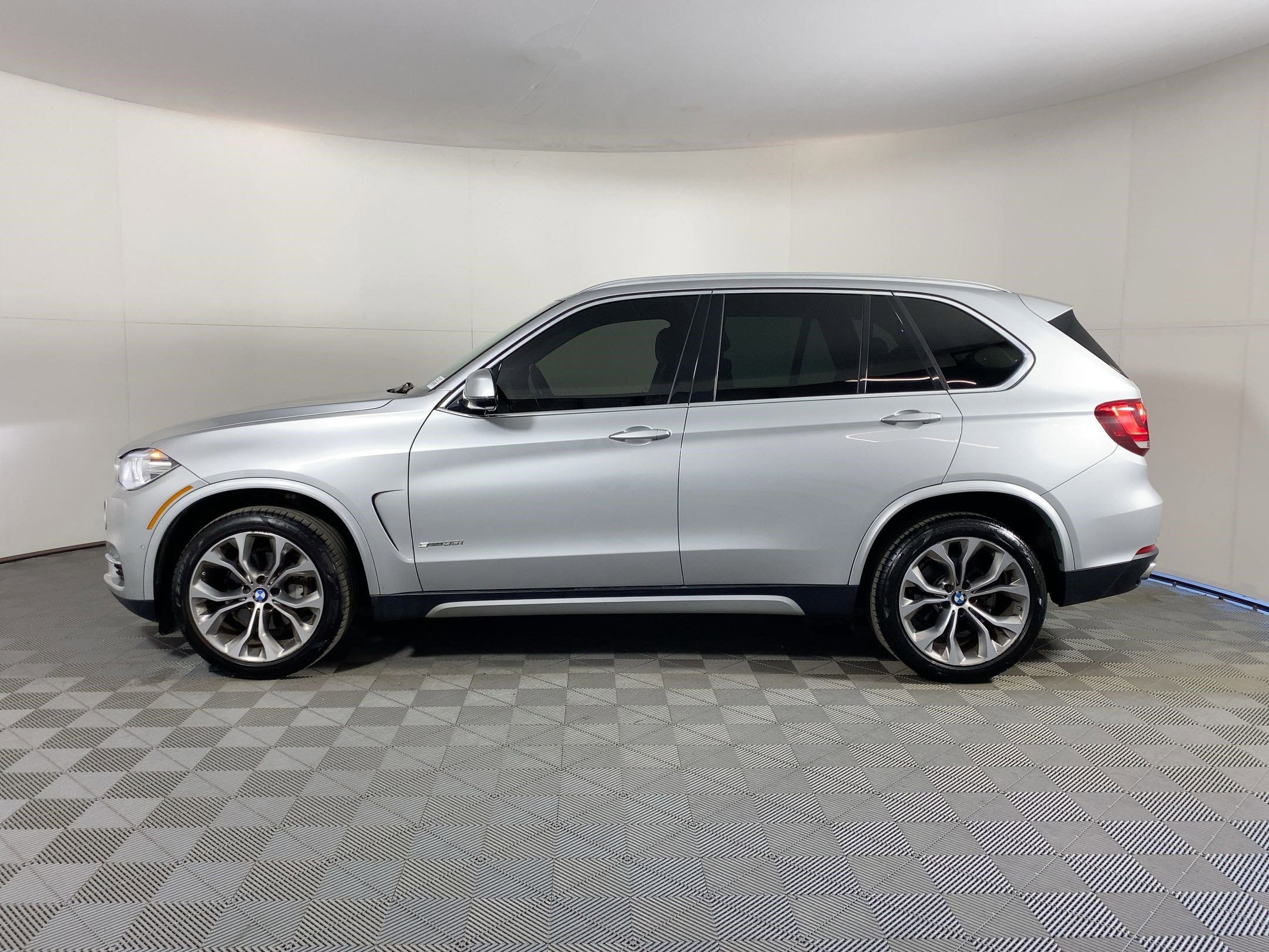 Used 2018 BMW X5 sDrive35i image 2