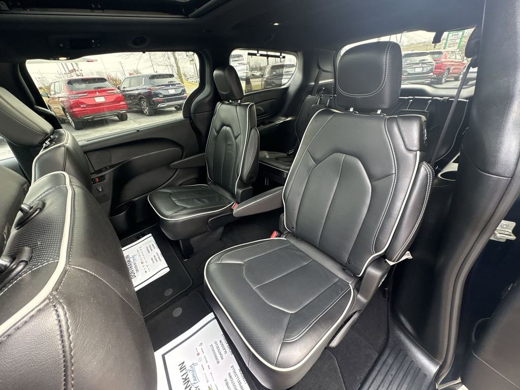 Used 2025 Chrysler Pacifica Limited image 24